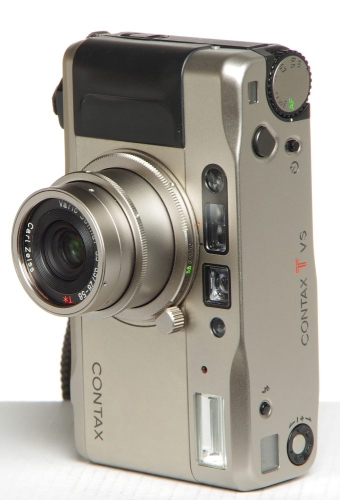 Contax TVS mit angeschraubter Streulichtblende von vorn Hochformat
