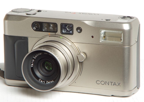 Contax TVS mit angeschraubter Streulichtblende von vorn