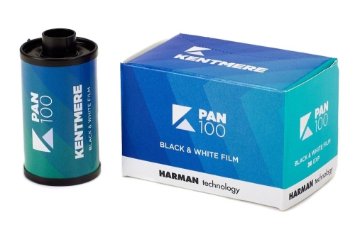 Bild von Originalverpackung und Filmkartusche von Kentmere Pan 100 Film