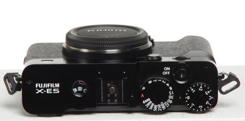 Fujifilm X-E5 Body schwarz + Halbledertasche + Daumenstütze + Softauslöser *Demo*