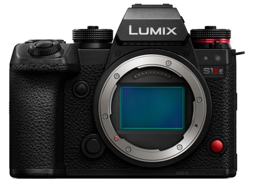 Frontansicht Panasonic S1 II E mit geöffneten Verschluss